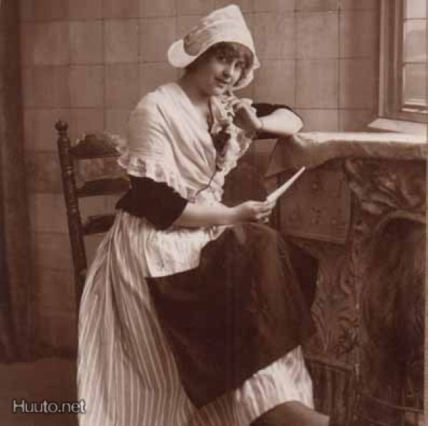 NAINEN / Iloinen tyttö kirje kädessä pöydän ääressä. 1900-l.