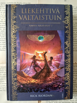 Rick Riordan - Liekehtivä valtaistuin • Kanen aikakirjat