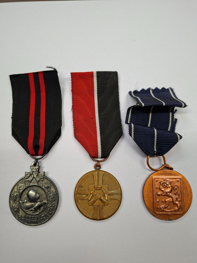 Kolme mitalia