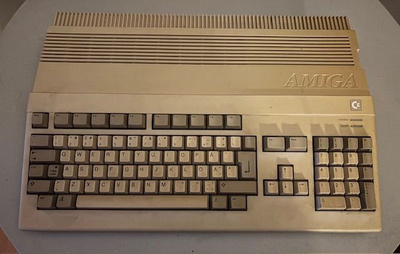 Amiga 500, lisämuisti, virtalähde, hiiri ja TV-modulaattori