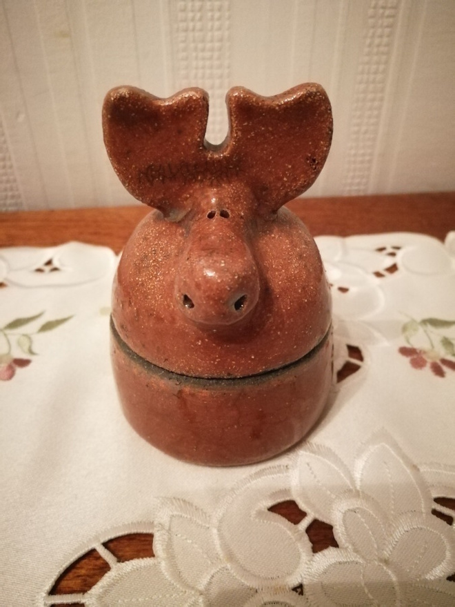 posliininen hirvi säilytysrasia