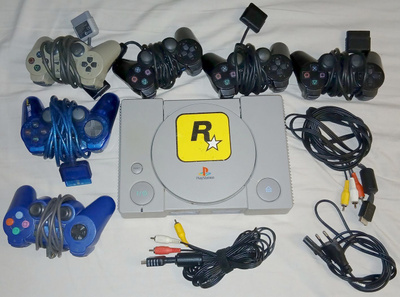 PS1 Pelikonsoli varusteineen