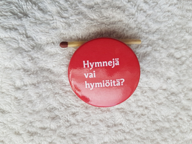 HYMNEJÄ VAI HYMIÖITÄ Rintanappi