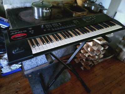 Roland Juno D syntetisaattori