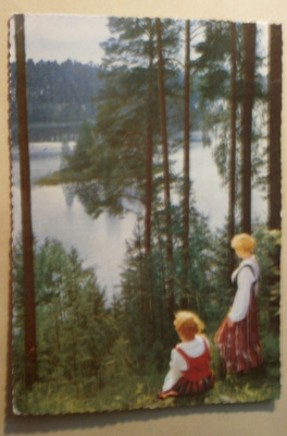 Kansanpukuiset leidit harjulla katsomassa järvelle, p. 1961