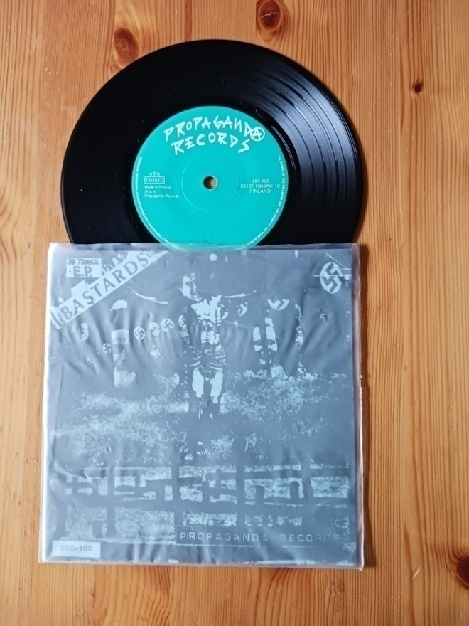 Bastards – Maailma Palaa Ja Kuolee ep ps 1982 Punk