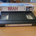 Ei yhdeksän uutiset 1 / Rowan Atkinson Live / Bean (3xVHS) - pikkukuva 5