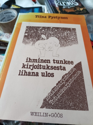 Tiina Pystynen Ihminen tunkee kirjoituksesta lihana ulos