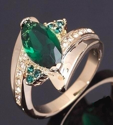 60 .. 18K Gold Oval Fashion Green Emerald .. Sormus