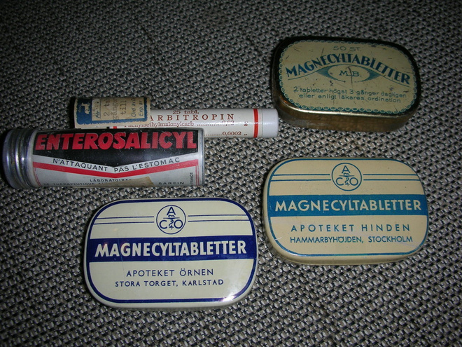 vanhoja apteekki peltipurkkeja