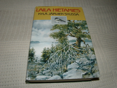 Laila Hietamies Kylä järvien sylissä -sid