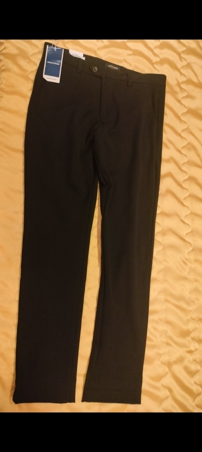 Jack&Jones W30, L30 mustat housut.
