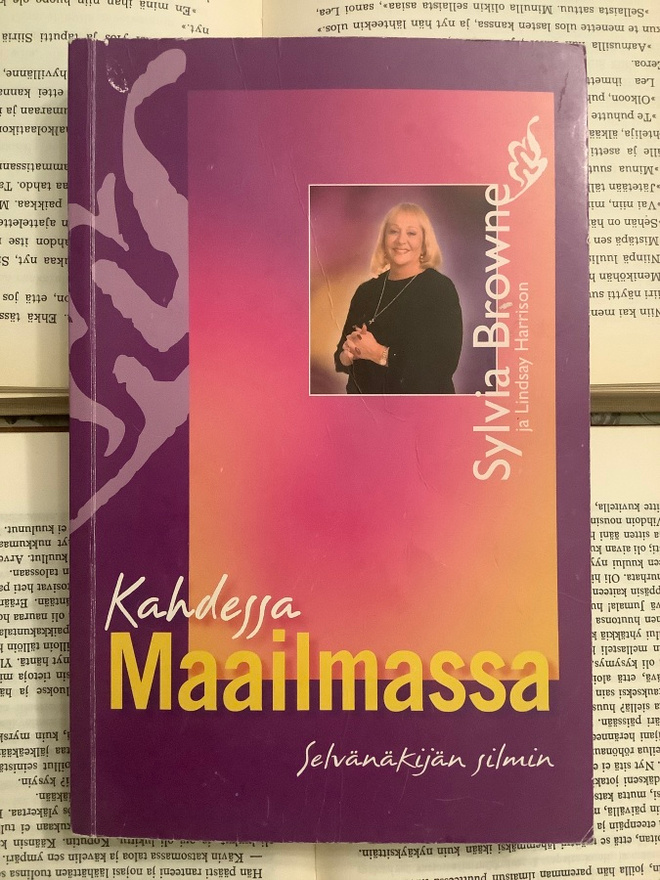 Sylvia Browne - Kahdessa maailmassa  (nid.)
