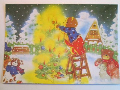 KULKEMATON NALLEPERHE KORISTELEMASSA JOULUKUUSTA