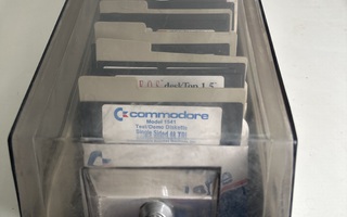 Commodore 64 levykekotelo + 21 levykelevyä (2 alkuperäistä)