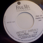 PIENET MIEHET :: SATAMALAULU/MUSTA PÄIVÄ :: VINYYLI 7" 1990 - pikkukuva 4