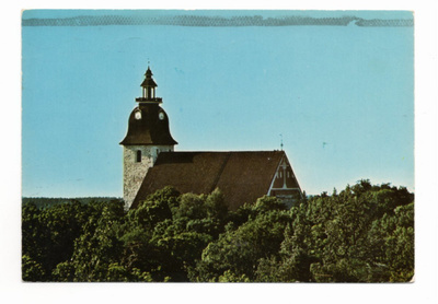 Naantali: Kirkko puiden keskellä