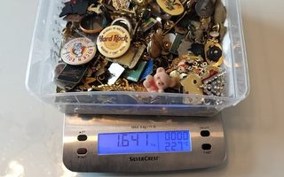 yli 1,5 kg pinnssejä ja merkkejä