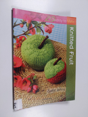 Susie Johns : Knitted fruit
