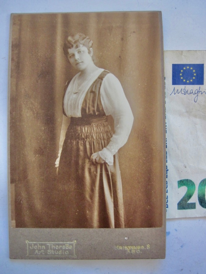 VANHA CDV Valokuva Nuori Nainen Kivat Vaatteet 1900-l Turku