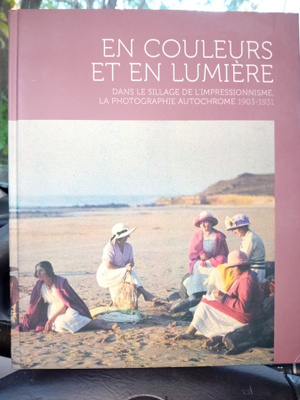 EN COULEURS ET EN LUMIERE ( SIS POSTIKULU )