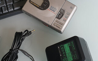 Sony MZ-R35 + Sony laturi