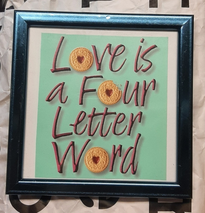 Love Is A Four Letter Word sisustustaulu