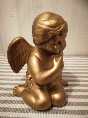 Kultainen itkevä enkeli figuuri