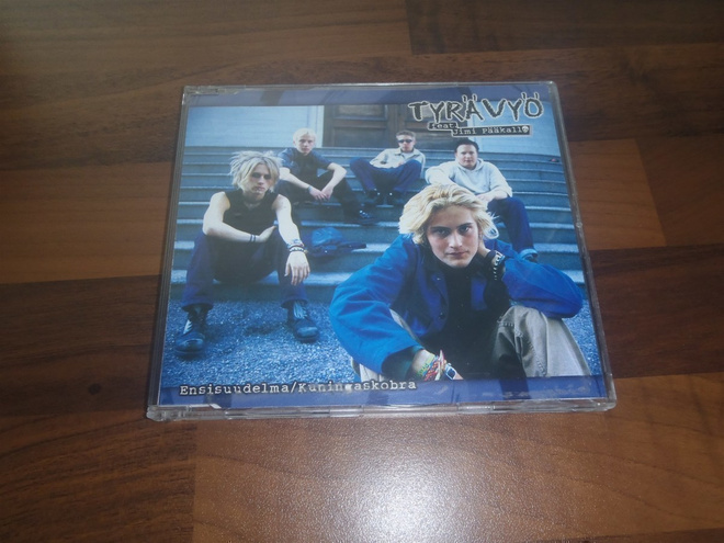 TYRÄVYÖ - ENSISUUDELMA / KUNINGASKOBRA . cds