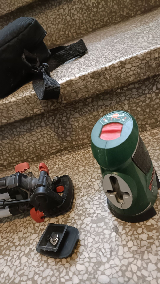 Bosch RistiviivaLaser Jalustalla ja laukku