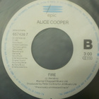 ALICE COOPER - LOVE'S A LOADED GUN / FIRE M- 7" - pikkukuva 4