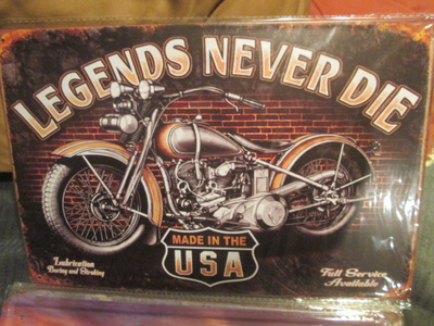 Peltikyltti Harley-Davidson. Legends Never Die.