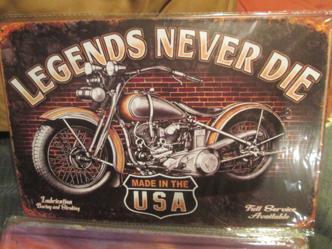 Peltikyltti Harley-Davidson. Legends Never Die.