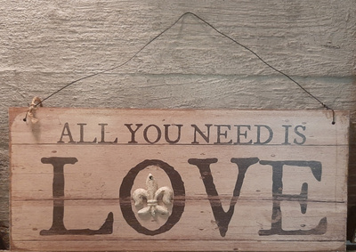 Iso kyltti all you need is love