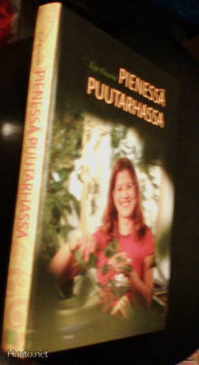 Eija Klaucke: Pienessä puutarhassa (1.p.2004) Sis.pk:t