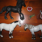 3 SCHLEICH HEVOSTA JA 3 TARVIKETTA - pikkukuva 1