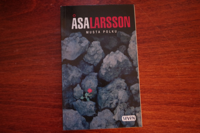 Åsa Larsson: Musta polku (2007)