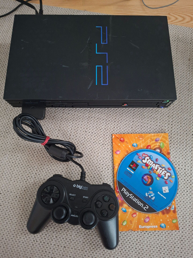 PS2 (50004) konsoli ja peli, ei virtajohtoa