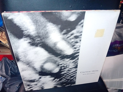 LP COCTEAU TWINS  : BLUE BELL KNOLL ( SIS POSTIKULU  )