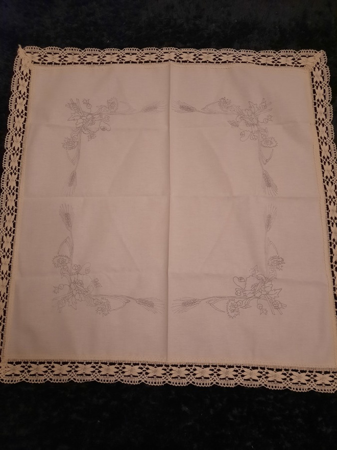 Piirretty liina 80x80cm   reunassa pitsi