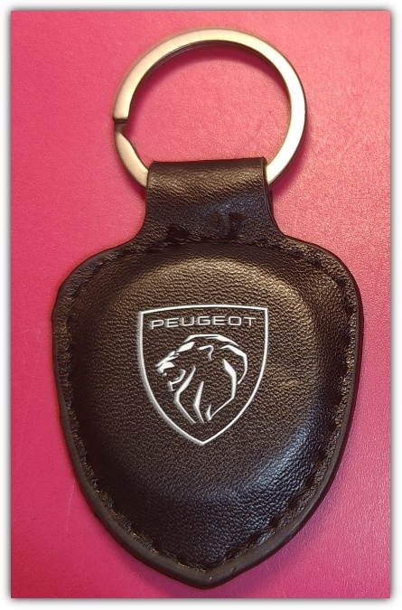 Pieni nahkainen Peugeot avaimenperä #29648