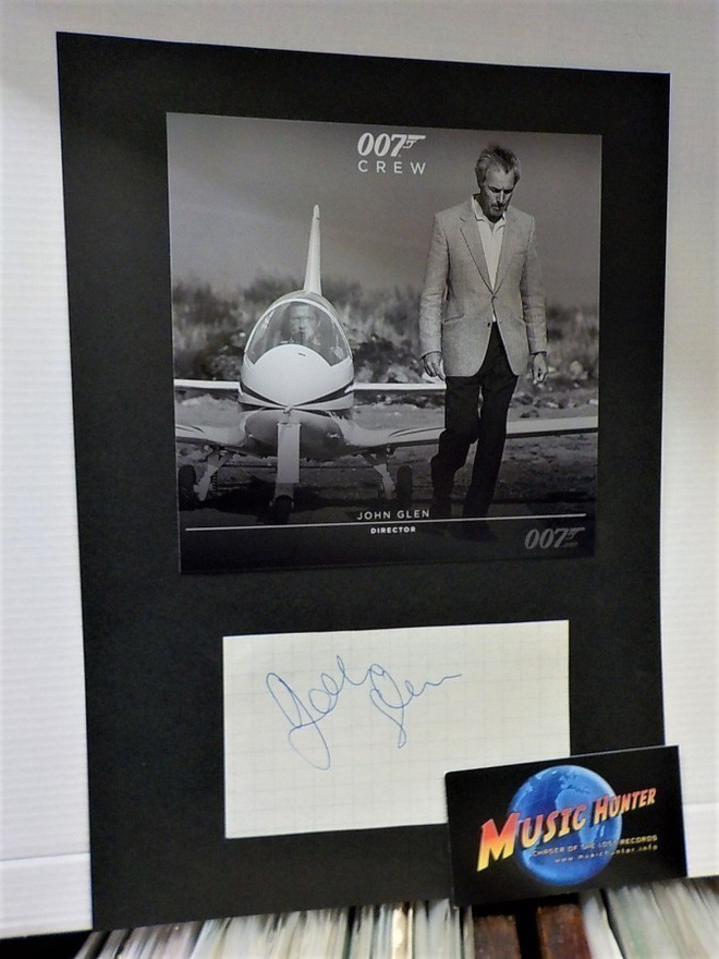 JOHN GLEN ( BOND ELOKUVAOHJAAJA )  NIMIKIRJOITUS + KUVA