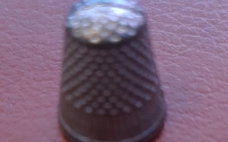 Monopoly pelin sormustin metallinen (sinkki?)
