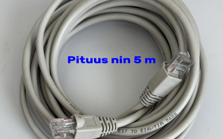 Pitkä janettikaapeli. jonka molemmissa päissä RJ45-liittimet