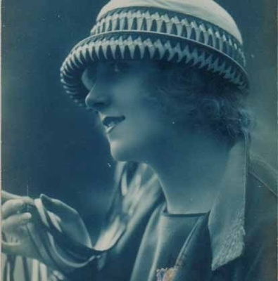 NAINEN / Lierihattuinen hymyilevä tyttö. 1920-l.