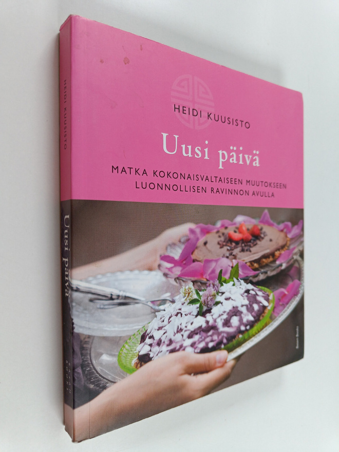 Heidi Kuusisto : Uusi päivä : matka kokonaisvaltaiseen mu...