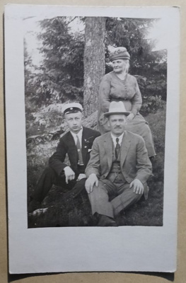 Uusikylä, Kansakoulun piha, perhe juhlii ylioppilasta, ei p.