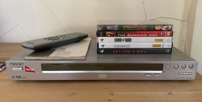 Sony DVP-NS433 DVD-soitin + viisi elokuvaa