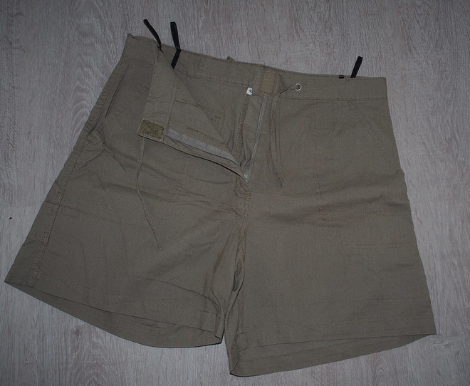 Naisten shortsit koko 42, khaki väri KÄYTTÄMÄTTÖMÄT