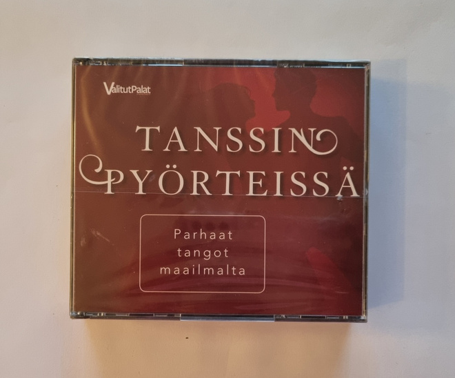 TANSSIN PYÖRTEISSÄ - PARHAAT TANGOT MAAIILMALTA 3 CD